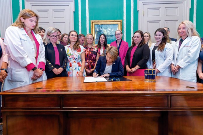 Gobernadora Maura Healey firma ley sobre el aborto en medio de gran expectativa.
