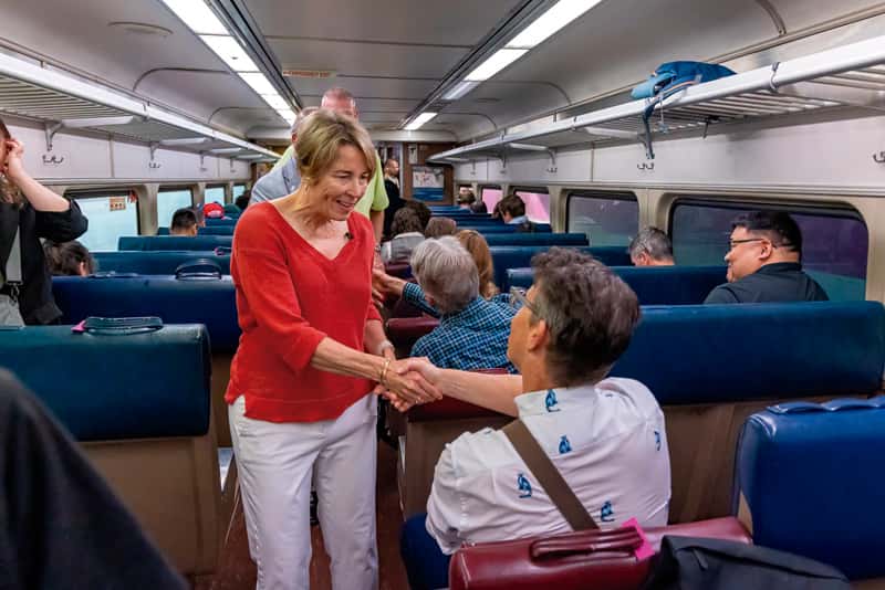 Maura Healey en el tren