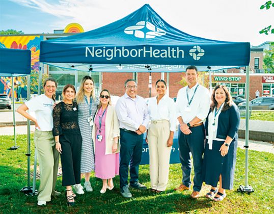 Equipo de NeighborHealth (De izquierda a derecha): Emily Martin, directora de comunicaciones; Sara Quintero Gil, asistente de marketing; Susana Elman, gerente de comunicaciones; Eugenia Coronado, vicepresidenta de Servicios Especializados y Experiencia del Paciente; Julio Mazul, MD, vicepresidente ejecutivo y director m&eacute;dico; Yarilin Delarosa, presidente de First Priority Credit Union; Jamie Hazard, presidente y director ejecutivo de NeighborHealth.