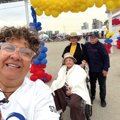 Gladys Oliveros de la Alcald&iacute;a de Boston con la comunidad,