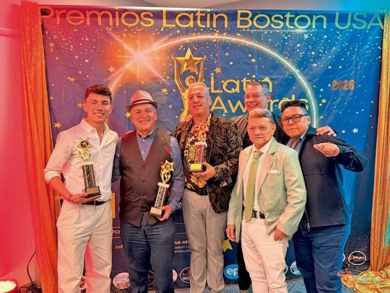Felices con sus trofeos en mano por sus grandes contribuciones.
