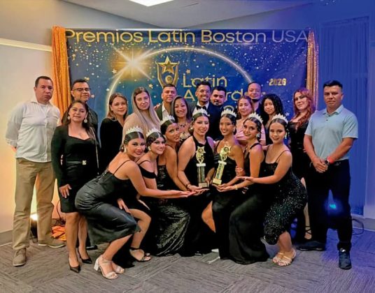 Las integrantes de la escuela de danza se ganaron los aplausos por su impecable actuaci&oacute;n.