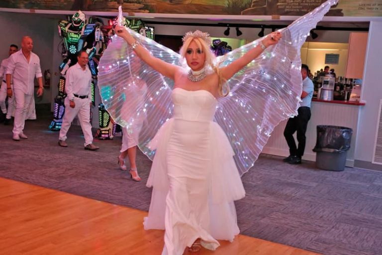 Shanthell Sáenz, creadora de Latin Awars Boston USA, abre el desfile.