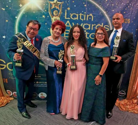 Max Torres, Regla Gonz&aacute;lez, premiada por su liderazgo comunitario, Niky Castilla, galardonada como Artista Juvenil el A&ntilde;o, con su se&ntilde;ora madre Yolanda, y Francis Concepci&oacute;n de Univisi&oacute;n.