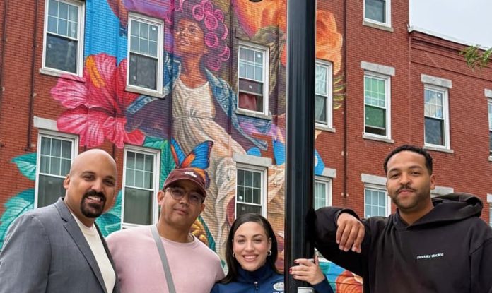 15-Sen Payano-Angurria-Vivian Mamol-Wilfred acosta Senador Pavel Payano en plena inauguración de un nuevo mural en la ciudad de Lawrence inspirado en la migración, la identidad y la comunidad.