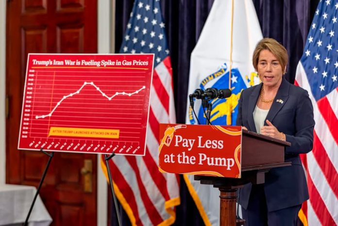 4-Gobernadora Gasolina Gobernadora Maura Healey habla del presupuesto suplementario que permitirá realizar inversiones cruciales en atención médica y seguridad pública.