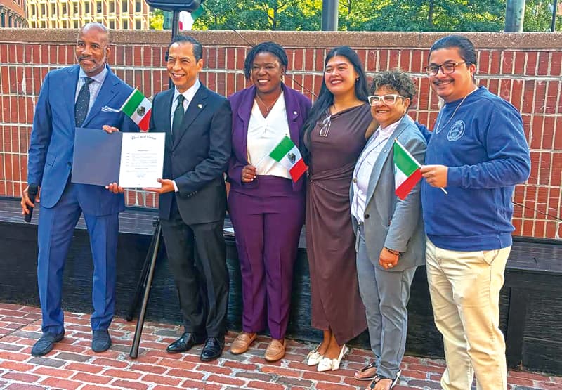 El cónsul de México en Boston con concejales de la ciudad y la enlace de la alcaldesa Michelle Wu.