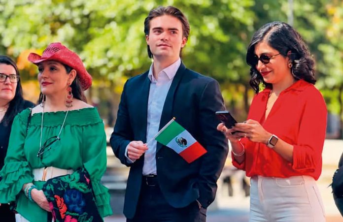 Verónica Robles, La Mera, Mera, entre miembros de la comunidad.