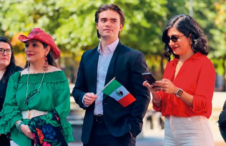 Verónica Robles, La Mera, Mera, entre miembros de la comunidad.