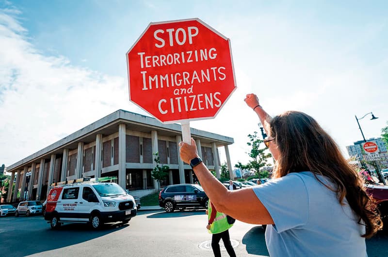 Paren las deportaciones: Esta joven madre con cartel en mano se une a la movilización.