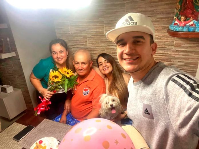 En familia: Juan Sebastián Gómez Restrepo con su familia en esta foto de archivo.