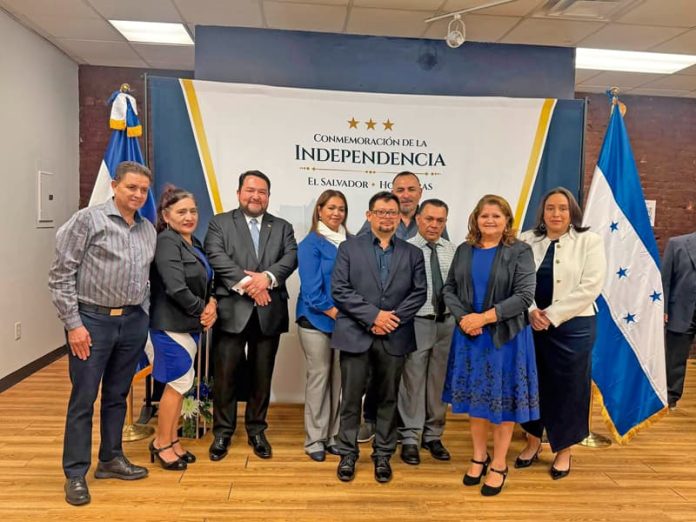 7-Salvador celebra independencia_2 Cónsul de El Salvador en Boston rodeado de funcionarios y miembros de la comunidad.