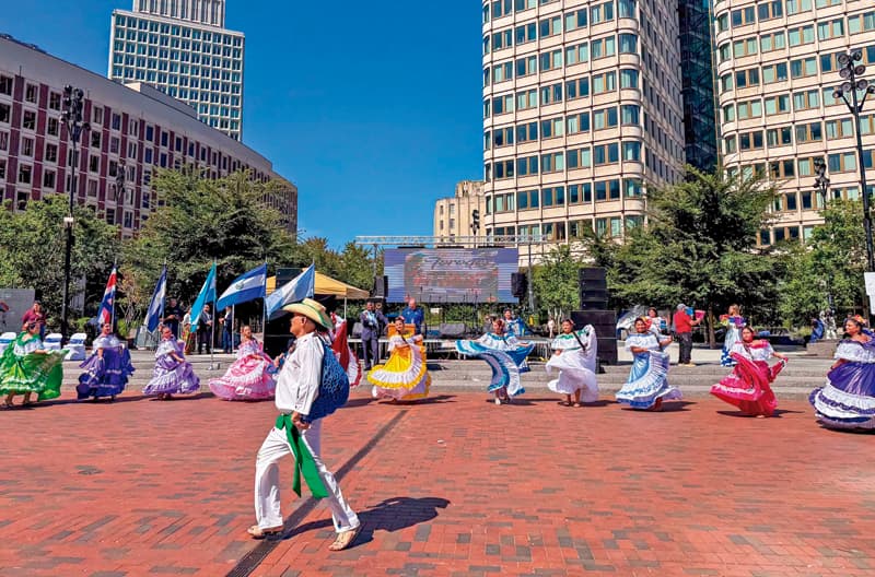 Salvadoreños celebraron en Boston sus Fiestas Patrias 2 En plena celebración patriótica mostrando su cultura.