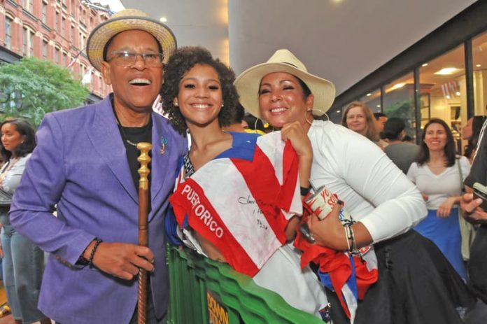 José Massó con una representación puertorriqueña.
