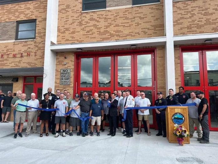 Gran asistencia. Alcalde Jared Nicholson en plena inauguración de la estación de bomberos de Fayette Street.