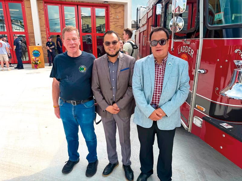 Con representante del cuerpo de bomberos, concejales Obed Matul y Coco Alinsug.