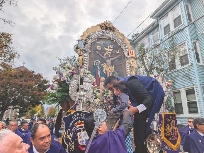 En un gesto de amor y fe, niños son presentados ante la sagrada imagen del Señor de los Milagros.