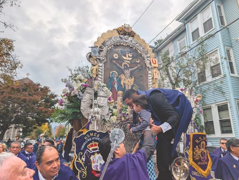 En un gesto de amor y fe, niños son presentados ante la sagrada imagen del Señor de los Milagros.