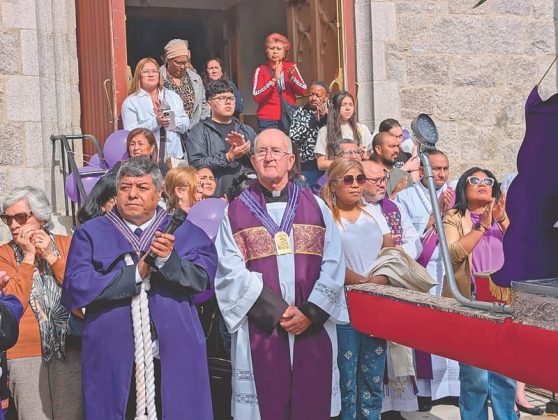 El padre Thomas Domurat, p&aacute;rroco de la Iglesia Sant&iacute;simo Sacramento con sus feligreses.