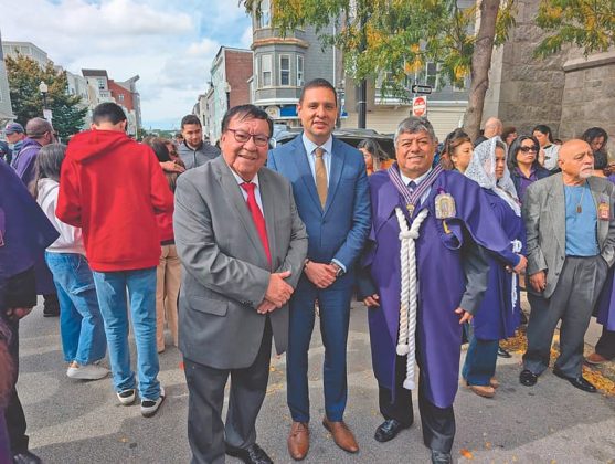 C&oacute;nsul peruano en Boston, Vladimiro Beteta, flanqueado por Max Torres, editor de El Mundo Boston, y el presidente de la Hermandad del Se&ntilde;or de los Milagros, Julio Alcantara.