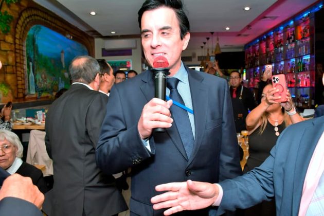 Canciller Carlos Esp&aacute; habla a los periodistas.