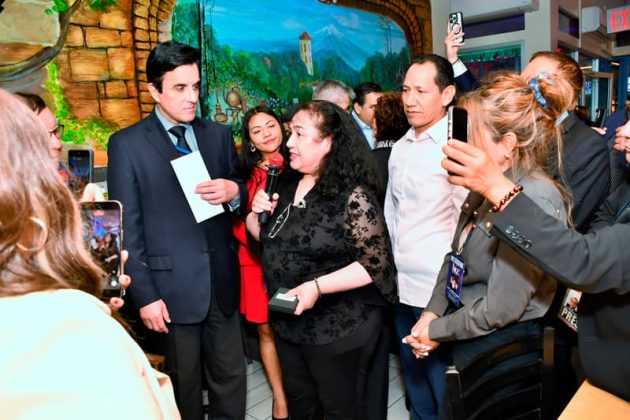 Dalila Silva entrega reconocimiento a Canciller Esp&aacute;.