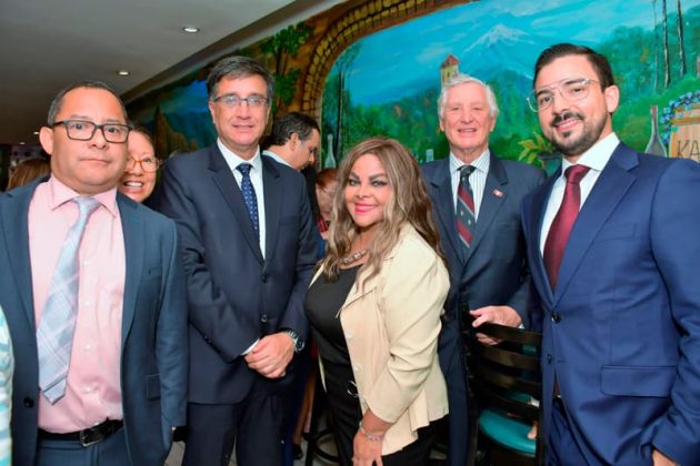 Funcionarios del gobierno peruano en NY y miembros de la delegaci&oacute;n de la presidente Keiko Fujimori.