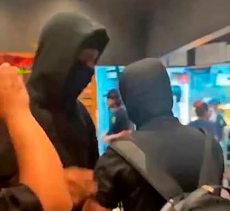 Jóvenes en pleno vandalismo.