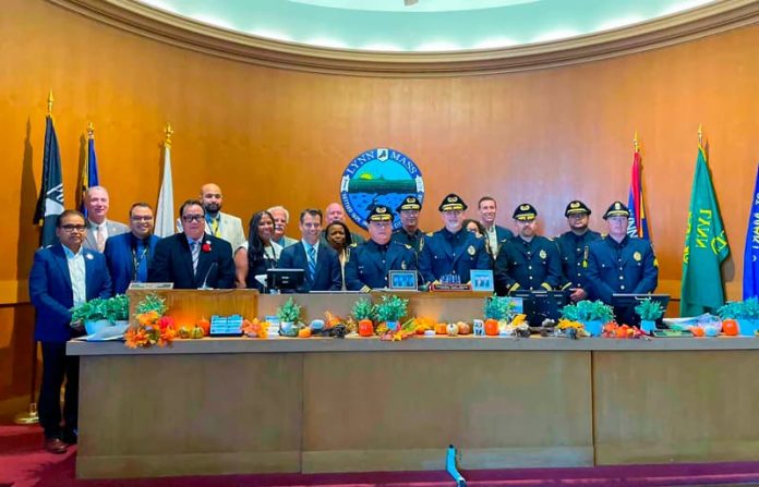 17-Lynn-nuevo policia_1 Alcalde Jared Nicholson y el nuevo jefe de policía de Lynn, Christopher Kelly, rodeado de concejales de la ciudad y de miembros del Departamento de Policía.