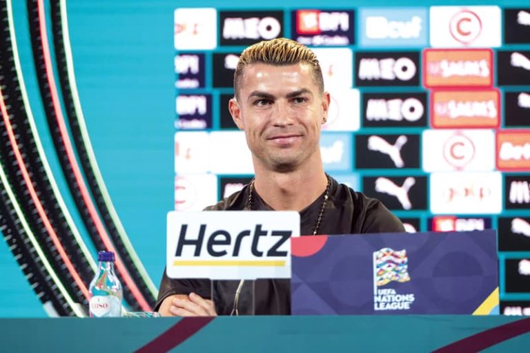 Las confesiones de Cristiano Ronaldo a los 41 años no parecen nada ciertas y muchos se preguntan ¿hasta cuándo jugará? la lucha por los 1000 goles y la “nueva era” de Portugal tienen al astro luso sin sincerarse antes de un nuevo debut con la selección de su país. Ronaldo habló en conferencia de prensa antes del debut de Portugal en una nueva edición de la Nations League, el primer compromiso oficial del ciclo de Jorge Jesús como seleccionador. El delantero de 41 años, que se mantiene convocado pese a los rumores sobre su retiro, se refirió a sus objetivos personales, al recambio en el banco y a las críticas que recibe por su rendimiento.