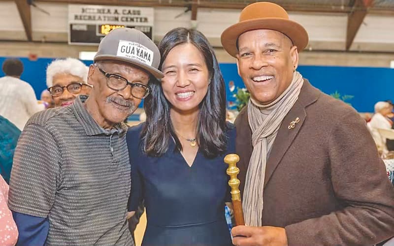 Celebrando el Mes de la Herencia Hispana 2 José Massó, uno de los mayores exponentes de nuestra cultura “Con salsa”, con alcaldesa Wu y otro líder comunitario.