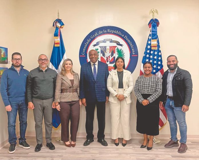 El cónsul dominicano en Boston, Antonio Almonte, rodeado de las autoridades consulares.