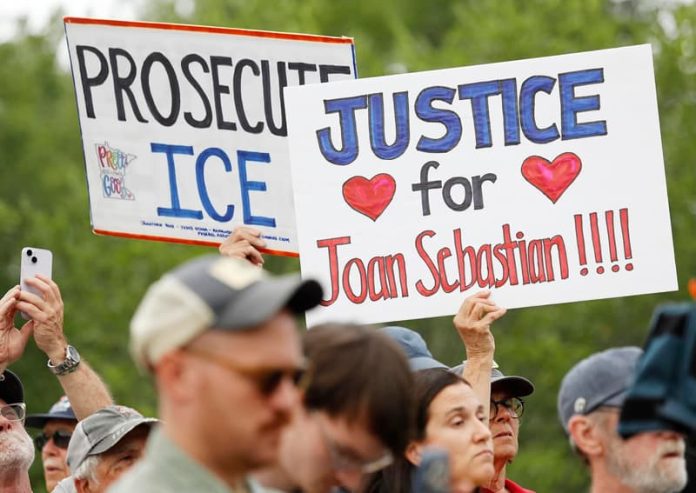 5-ICE muerte_1 Martha Karolina Rojas Álvarez, esposa del joven colombiano muerto a manos de ICE en Maine, hace dramático llamado. "Lo que hizo ese agente fue un asesinato”, dice en medio de la desesperación y el llanto con su menor hija de tres años que ha quedado huérfana de padre.