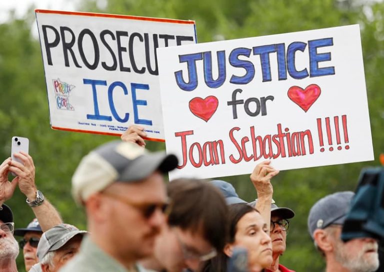 Martha Karolina Rojas Álvarez, esposa del joven colombiano muerto a manos de ICE en Maine, hace dramático llamado. "Lo que hizo ese agente fue un asesinato”, dice en medio de la desesperación y el llanto con su menor hija de tres años que ha quedado huérfana de padre.