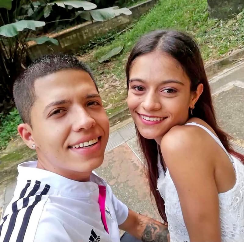 "Quiero que se haga justicia lo antes posible" 2 Martha Karolina Rojas Álvarez, esposa del joven colombiano muerto a manos de ICE en Maine, hace dramático llamado. "Lo que hizo ese agente fue un asesinato”, dice en medio de la desesperación y el llanto con su menor hija de tres años que ha quedado huérfana de padre.