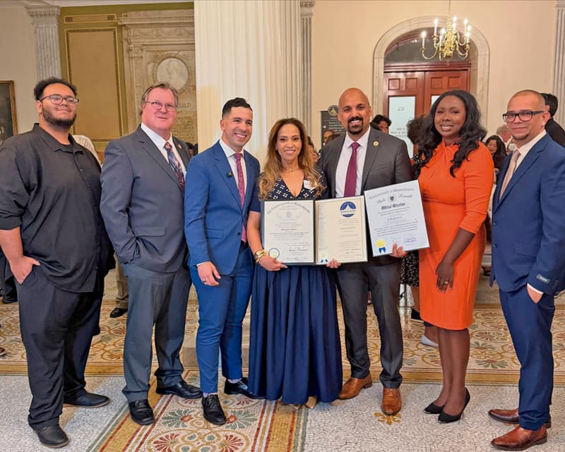 Premios a la "Excelencia Latina 2026" 2 El senador Pavel Payano y el Representante estatal Andy Vargas entregando reconocimientos.