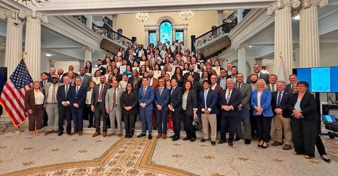 6-Premiados por la excelencia_6 Foto histórica. Líderes y pioneros latinos en las escalinatas de la Casa del Estado luego de recibir sus reconocimientos.