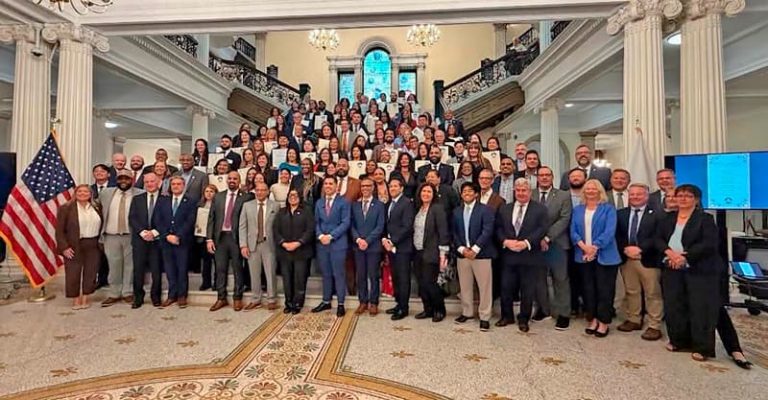 Foto histórica. Líderes y pioneros latinos en las escalinatas de la Casa del Estado luego de recibir sus reconocimientos.