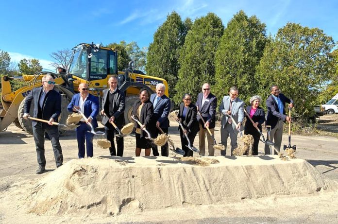 Autoridades de vivienda ponen en marcha tercera fase de construcción de nuevas viviendas en el complejo de Newburyport Crossing.