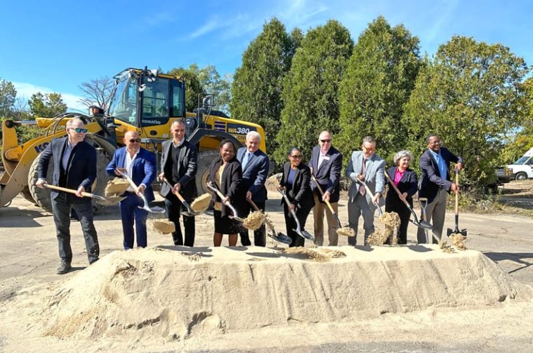 Autoridades de vivienda ponen en marcha tercera fase de construcción de nuevas viviendas en el complejo de Newburyport Crossing.