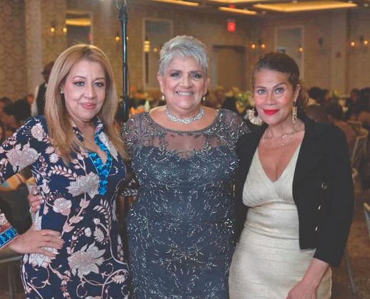 Martha Garz&oacute;n al centro con la concejal Julia Mej&iacute;a y otra activista.
