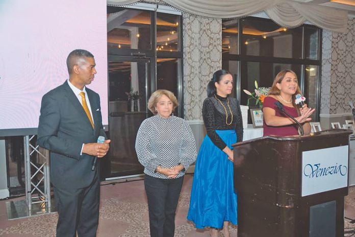 En Cena de Gala: Alex García, cónsul del Ecuador en Boston, Beatriz Stein, y Katiuska Valiente.