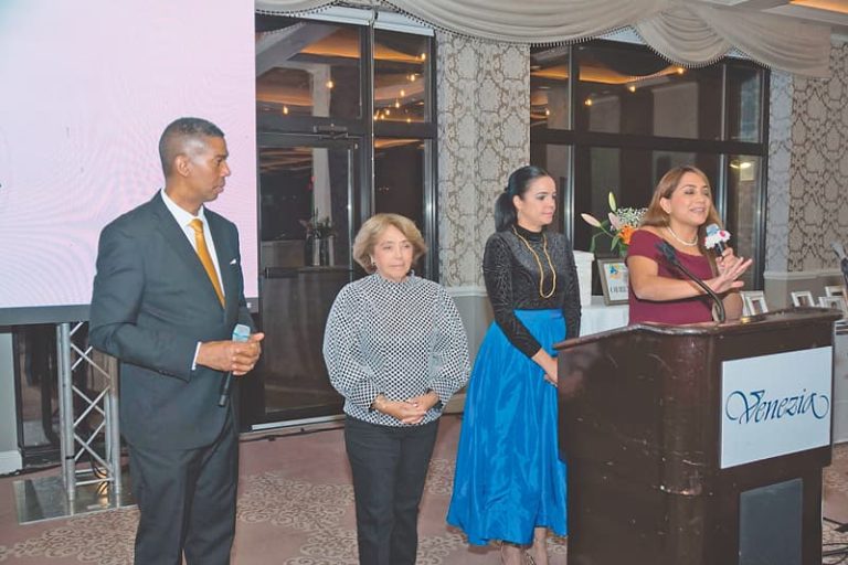 En Cena de Gala: Alex García, cónsul del Ecuador en Boston, Beatriz Stein, y Katiuska Valiente.