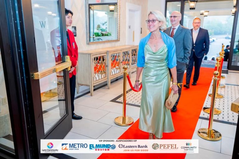 Superintendente de las Escuelas Públicas de Lynn, Dra. Molly Cohen, en la alfombra roja.